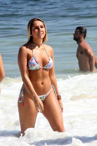 Boa forma da filha do ex-jogador Renato Gaúcho atraiu uma série de olhares na praia de Ipanema e causou furor na internet. (Crédito: Reprodução)