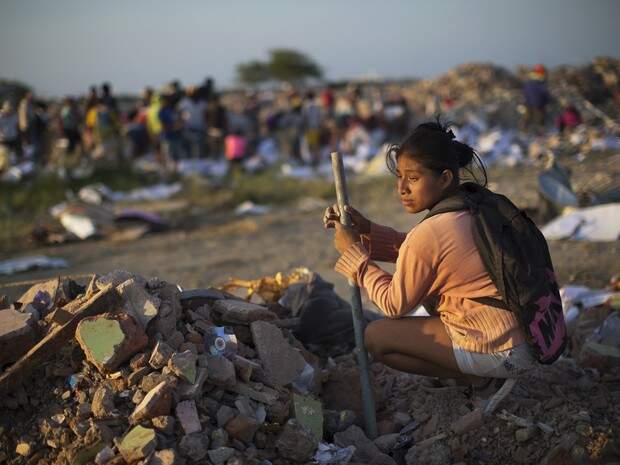 Mulher observa destroços da cidade de Portoviejo após terremoto que deixou mais de 600 mortos