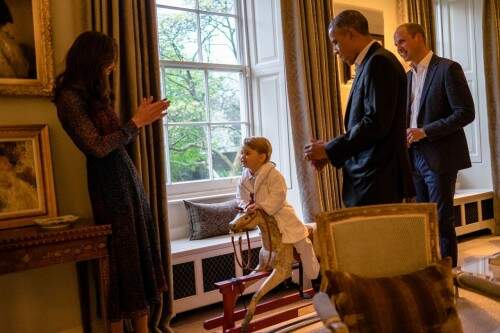 Príncipe George conversa com a mãe, Kate Middleton, enquanto o pai comversa com o presidente dos EUA. (foto: reprodução)