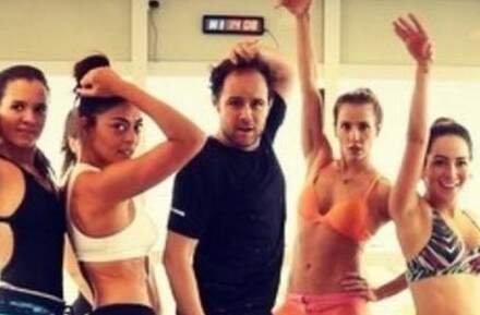 Juliana Paes (de short preto) e Deborah Secco (de conjunto laranja) mostram desempenho na dança