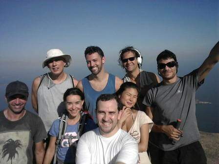 Lucélia e Lian na Pedra da Gávea com a equipe do programa de aventuras que estão produzindo