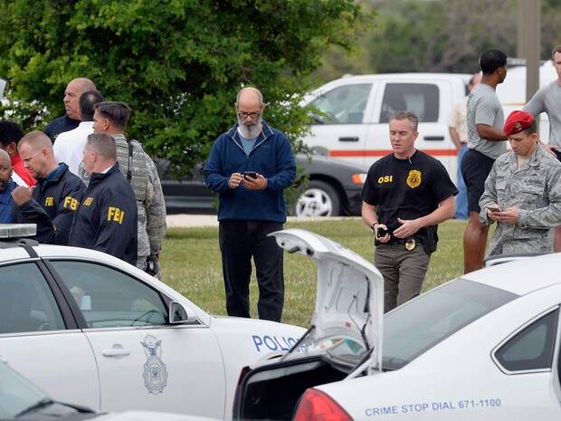 Militares são vistos na base aérea de Lackland, em San Antonio, no Texas, nesta sexta-feira (8). Atirador invadiu o local e matou pelo menos duas pessoas.