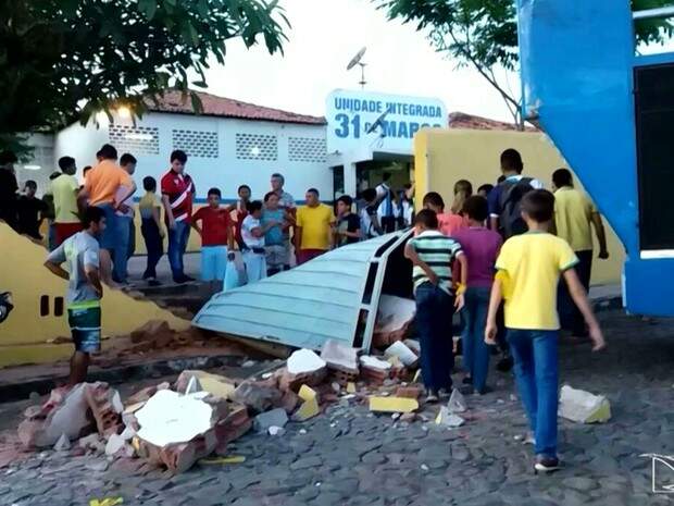 Muro desaba em escola no Maranhão
