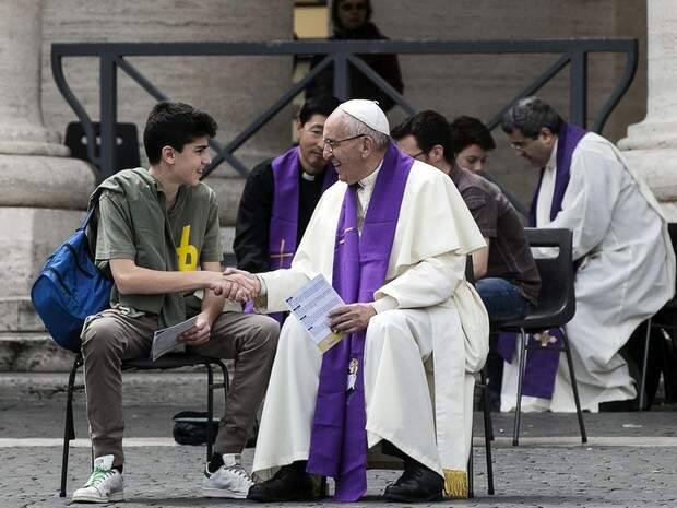 Papa Francisco cumprimenta adolescente que se confessou com ele no Vaticano