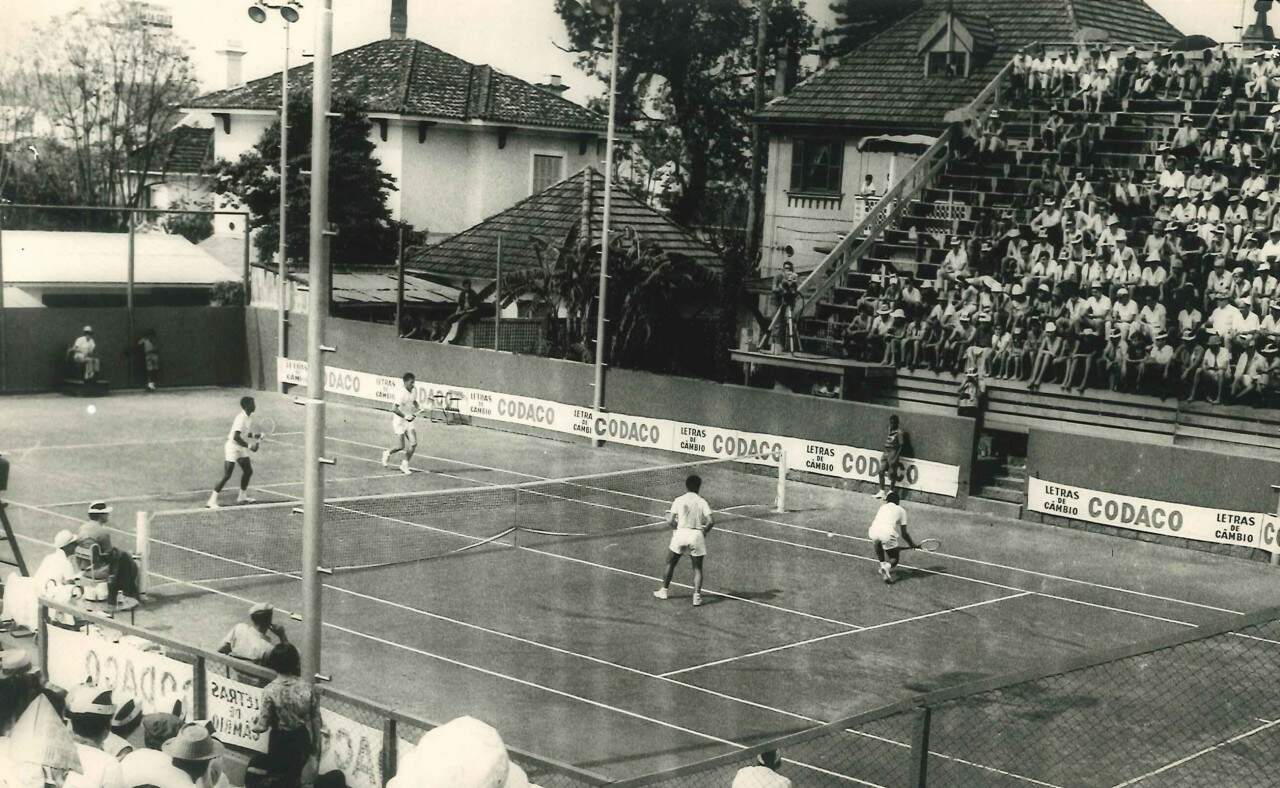 Atletas em quadra e parte do público na arquibancada do clube. (Foto: Arquivo/Comunicação ALJ)
