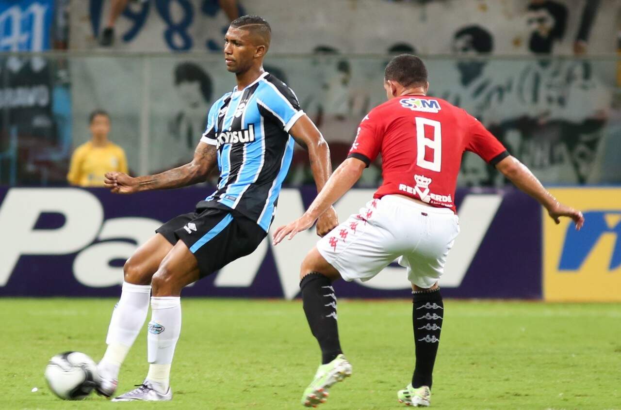 Walace (E) torceu o tornozelo esquerdo contra o Xavante. (Foto: Richard Ducker/Framephoto/Grêmio)