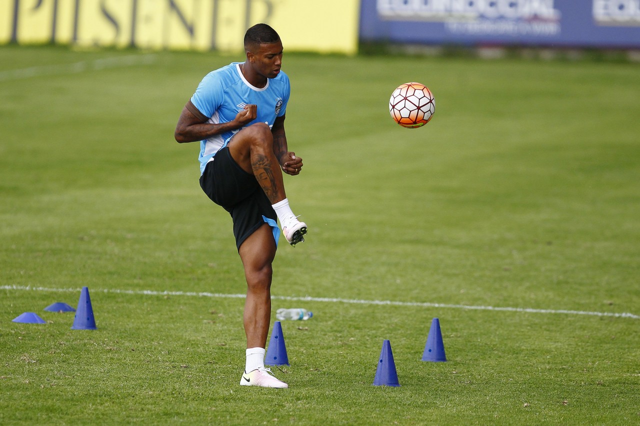 Volante Walace treinou com bola nesta segunda e está pronto para a partida da Libertadores. (Foto: Lucas Uebel/Grêmio)