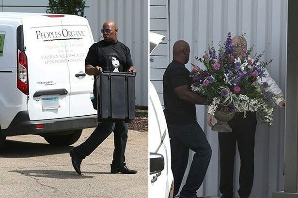 Preparativos para cerimônia em Paisley Park, casa onde Prince morava nos EUA