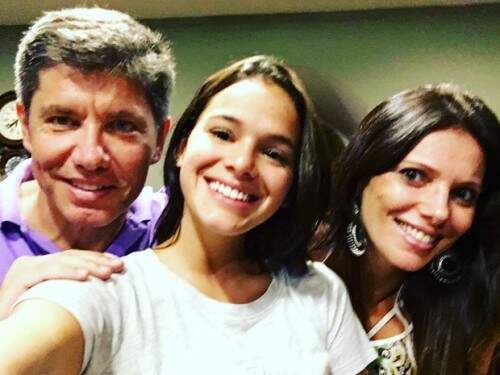 Bruna Marquezine com os donos do spa. (Foto: Reprodução) 