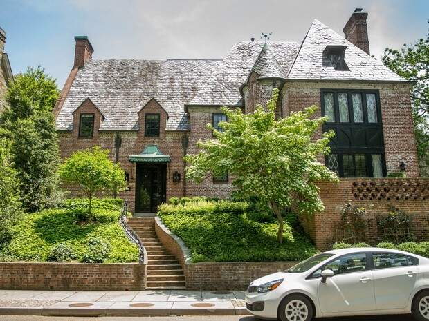 Família escolheu morar em casa no bairro de Kalorama, perto do parque Rock Creek. (Crédito: Reprodução) 