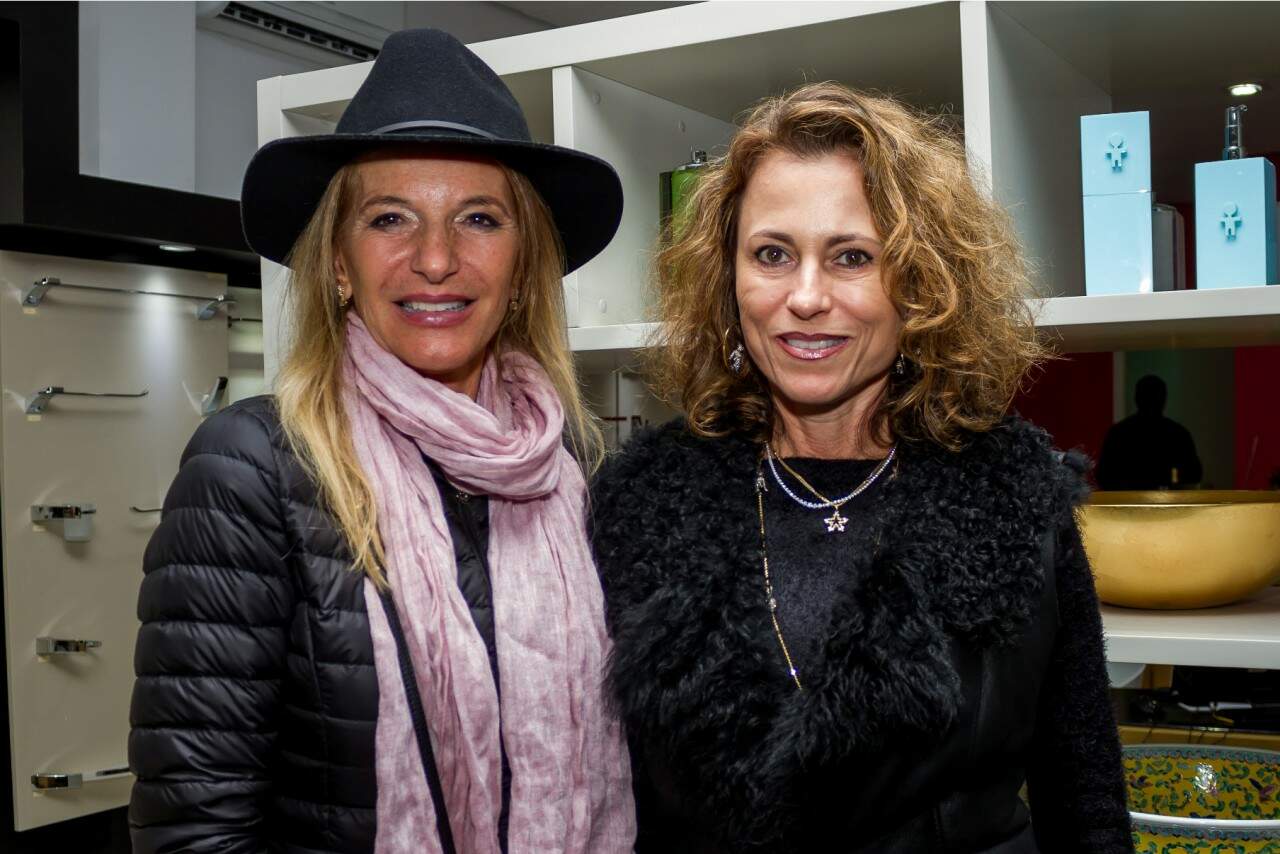 Beatriz Mariano da Rocha e Ana Helena Jardim estiveram no espaço dedicado à decoração. (Foto: Pedro Antonio Heinrich/especial) 