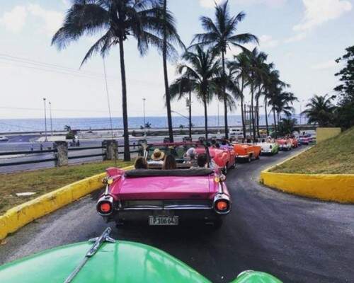 Os carros coloridos motivaram estamparias usadas na coleção Cruise, e chamavam a atenção de quem assistiu ao luxo da Chanel. (Foto: Marie Claire/Instagram/reprodução)