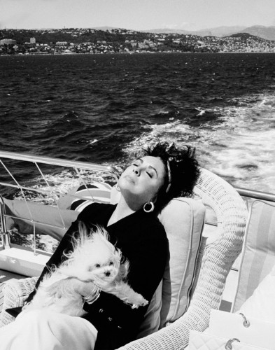 Elizabeth Taylor em momento relaxante com seu pet, a bordo de seu poderoso iate. (Foto: reprodução)