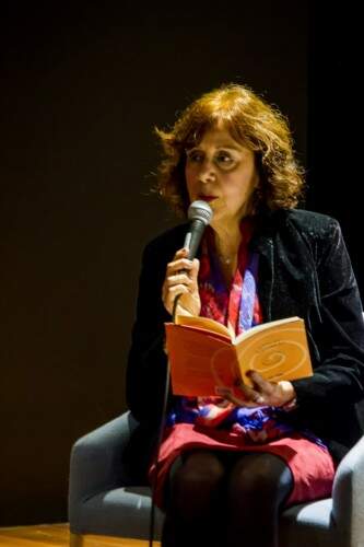 Maria do Carmo Campos recita um dos poemas de seu livro “Cenas Mínimas - poemas”, durante lançamento no Instituto Ling. (Foto: Pedro Antonio Heinrich/especial)