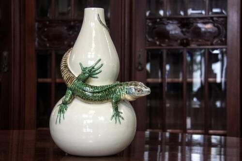 Vaso com lagarto, uma das peças bem características da cerâmica Bordalo Pinheiro, que é das mais tradicionais de Caldas da Rainha, Portugal. (Foto: Jackson Ciceri/O Sul)