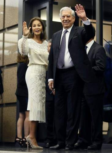 Isabel Preysler esteve com Mario Vargas Llosa na festa de aniversário aos seus 80 em março deste ano, em Madri. (Foto: reprodução)