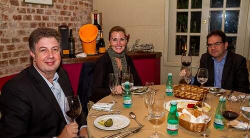 Paola Campos, entre Milton Pereira e Gontijo Pinto, escolheu o Le Bateu Ivre para o jantar com amigos. (Foto: Pedro Antonio Heinrich/especial)