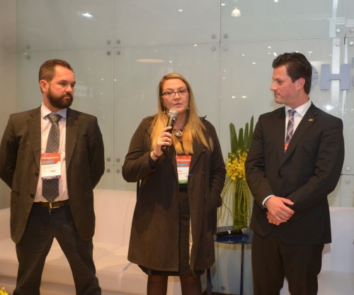 Susana Kakuta entre Carlos Eduardo de Souza Aranha e Tobias Zobel no speech sobre o cluster Medical Valley. (Foto: divulgação)