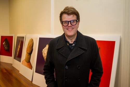 Marcus Mello esteve visitando a exposição de Carlos Pasquetti. (Foto: Pedro Antonio Heinrich/especial)