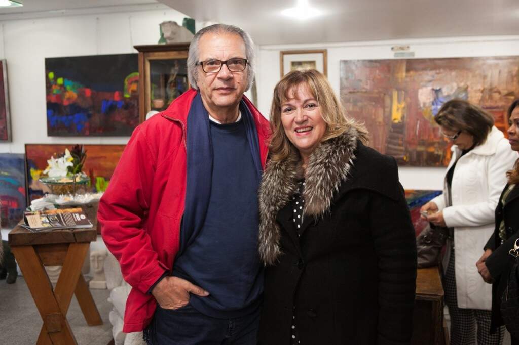 Albertina Vitoretti e Paulo Fiori receberam os convidados para o coquetel especial de comemoração aos 26 anos da Galeria Saron. (Foto: Rodrigo Silveira/divulgação)
