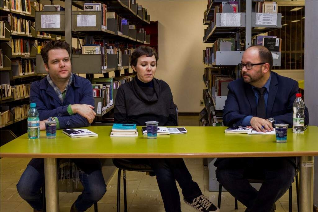 A jornalista Luciana Thomé entre o escritor Marcelo Frizon e o coordenador do Livro e Literatura, Gustavo Machado. (Foto: Pedro Antonio Heinrich/especial)