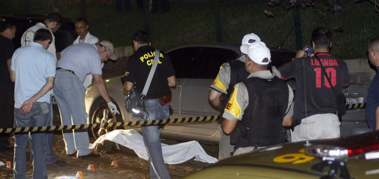 Movimentação da polícia após o crime na noite de (Foto: Neco Varella/ Freelancer)