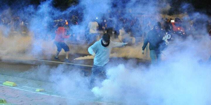 Policiais atiraram bomba de gás contra manifestantes. (Foto: Frente Brasil Popular/Divulgação)