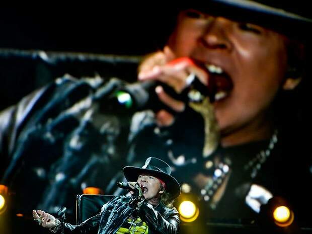 Axl Rose canta com AC/DC