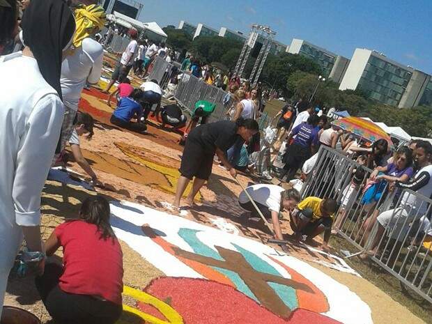 Fiéis montam tapete em comemoração a Corpus Christi, no DF. (Foto: Polícia Militar/Divulgação)