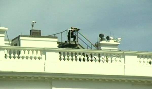 Segurança no alto da Casa Branca. (Foto: Reprodução)