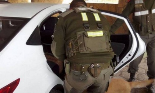 Carro de César Carrillo, que viajava para o Chile, foi submetido a cães farejadores, mas a identificação da droga estava errada. (Crédito: Reprodução)
