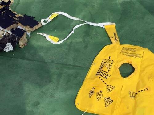 Colete que pode ser da aeronave (Foto: AFP)