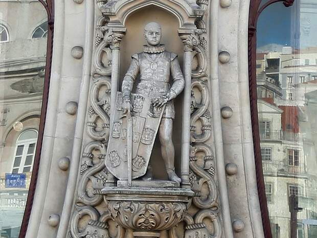 A estátua do rei D. Sebastião é vista na fachada da estação do Rossio. (Crédito: Reprodução)