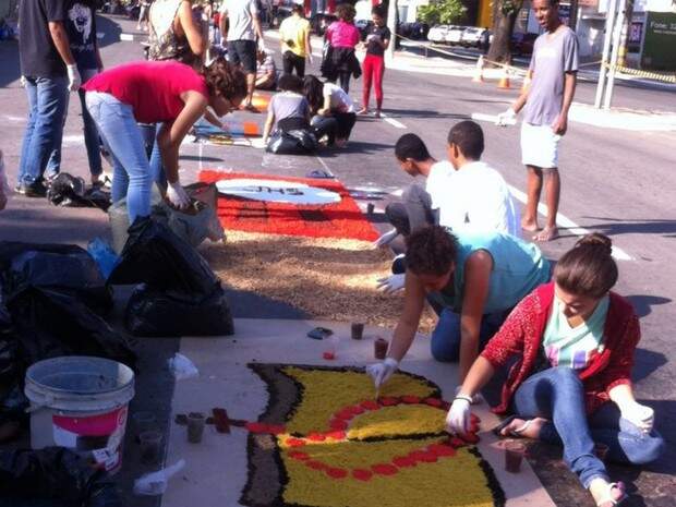 Fiéis montam tapetes de serragem com arte sacra em Goiânia (Foto: Reprodução)