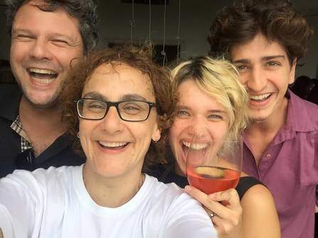 Bruna Linzmeyer com Kity Féo, em janeiro, na comemoração de aniversário da namorada. (Foto: Reprodução)