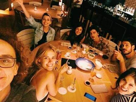 Bruna Linzmeyer levou Kity aos bastidores de “A Regra do Jogo”. (Foto: Reprodução) 