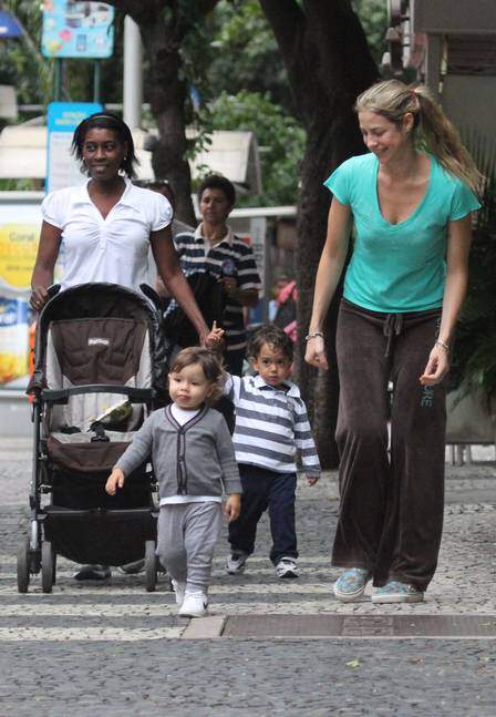 Luana Piovani passeia com Dom e a babá no Leblon, no Rio. (Foto: Reprodução) 