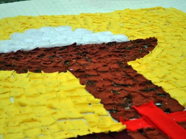 Patchwork é usado para desenhar imagens sacras em mantas que cobrem trajeto da procissão de Corpus Christi em Jacutinga, Minas Gerais. (Foto: Reprodução)