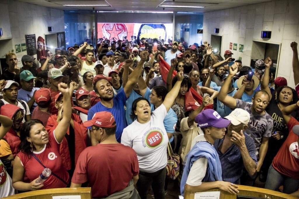 Prédio do antigo Ministério do Desenvolvimento Agrário, que foi incorporado pelo de Desenvolvimento Social pelo presidente em exercício, Michel Temer, foi ocupado por manifestantes nesta segunda-feira (23).