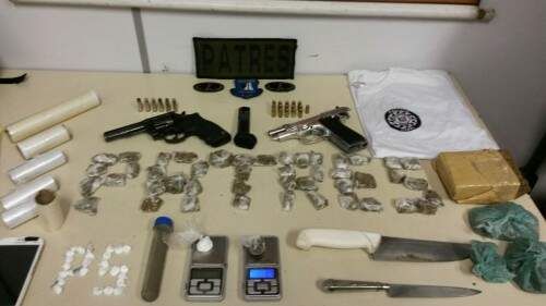 Drogas e armas encontradas com dois homens presos no Costa e Silva. (Foto: Brigada Militar/Divulgação)