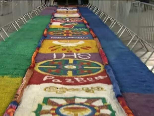 Tapete montado em frente à catedral da Sé, no Centro de São Paulo. (Foto: Reprodução)