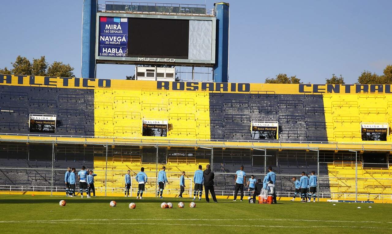 Jogadores gremistas treinaram no gramado do Gigante de Arroyito nesta quarta. (Foto: Lucas Uebel/Grêmio)