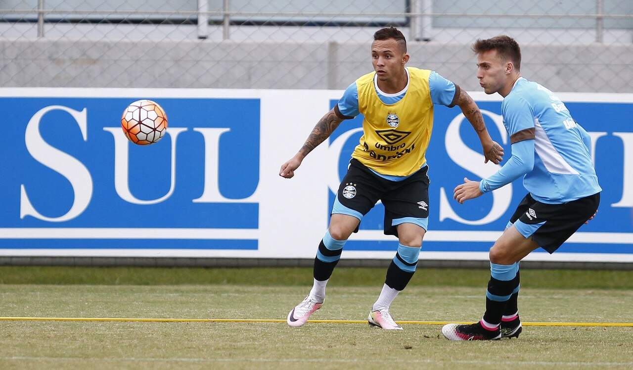 Everton (E) encara o Corinthians no ataque, ao lado de Bolaños. (Foto: Lucas Uebel/Grêmio)