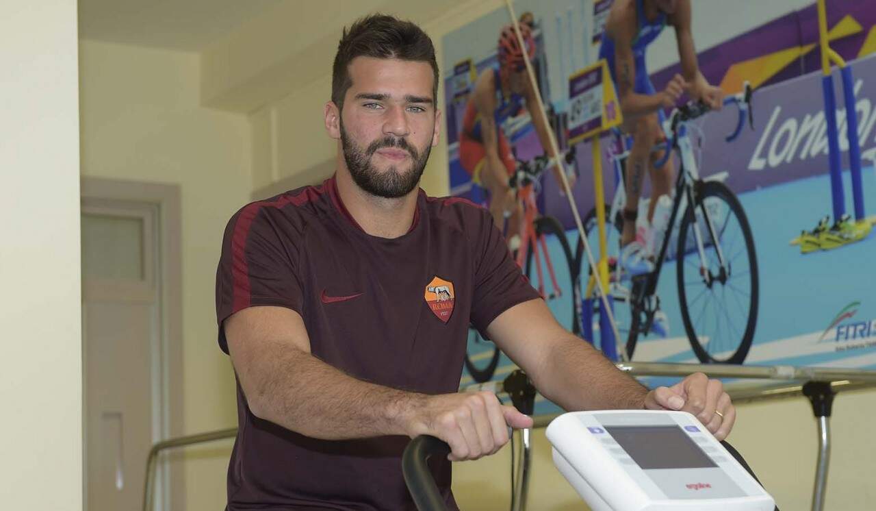 Alisson fez exames médicos nesta terça. (Foto: Roma/Divulgação)