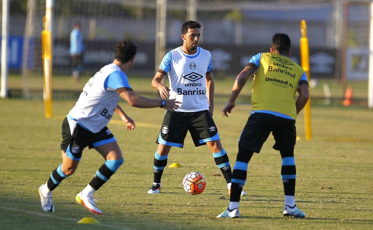 Edílson (C) treinou no CT Luiz Carvalho com os colegas nesta quinta-feira à tarde. (Foto: Lucas Uebel/Grêmio)