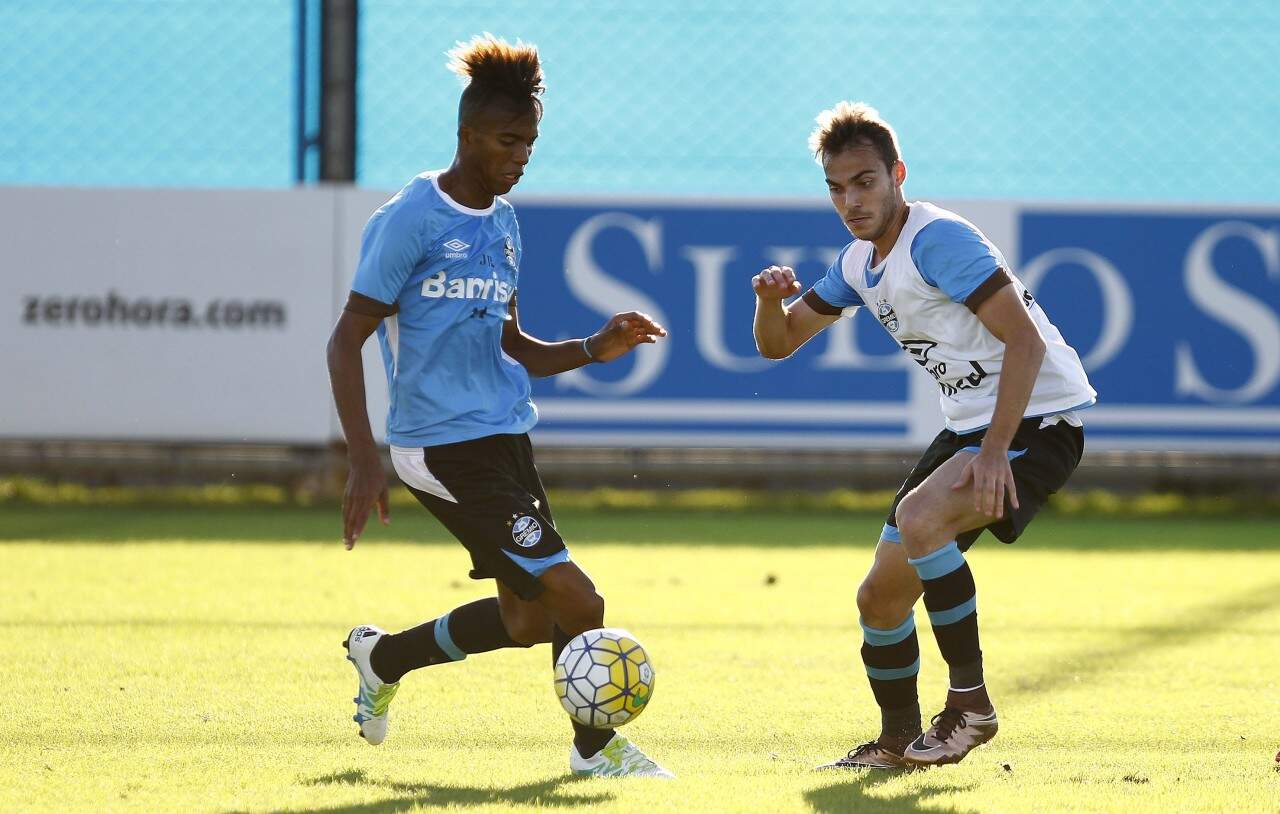 Garotos da categoria sub-18 venceram os suplentes em coletivo nesta segunda. (Foto: Lucas Uebel/Grêmio)