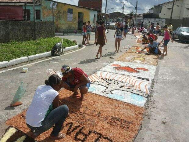 Comunidade decora tapete em Nossa Senhora Rosa Mística. (Foto: Reprodução)