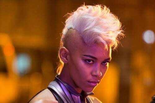 Alexandra Shipp interpreta a personagem Tempestade, que ficou bastante conhecida por Halle Berry. (foto: reprodução)