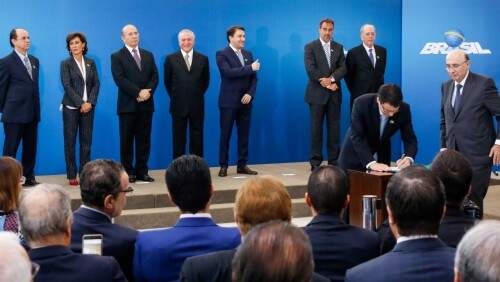Presidente Interino Michel Temer durante cerimônia de posse de Maria Silvia Bastos Marques, no cargo de Presidente do Banco Nacional de Desenvolvimento Econômico e Social (BNDES) e dos senhores Paulo Rogério Caffarelli, no cargo de Presidente do Banco do Brasil, Gilberto Occhi, no cargo de Presidente da Caixa Econômica Federal, Pedro Parente, no cargo de Presidente da Petrobras e Ernesto Lozardo, no cargo de Presidente do Instituto de Pesquisa Econômica Aplicada (Ipea) (Foto: Carolina Antunes/PR)