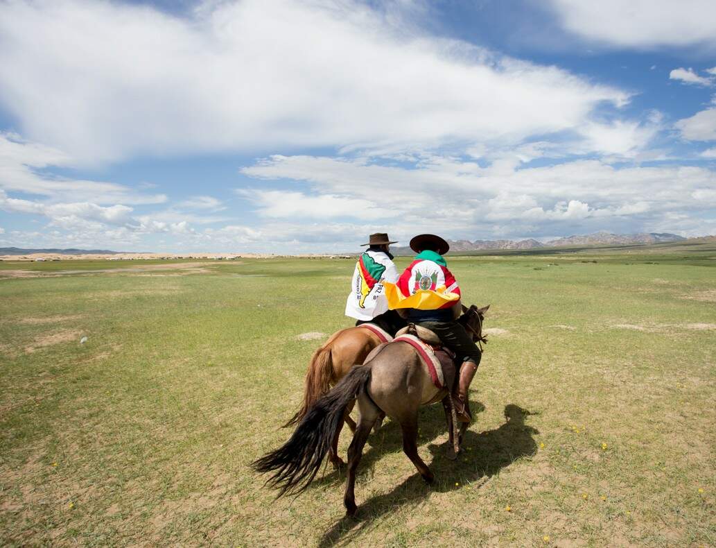 Integrantes apreciam a imensidão da paisagem na XIVª Cavalgada da Mongólia, em 2014. (Foto: Eduardo Rocha/divulgação) 